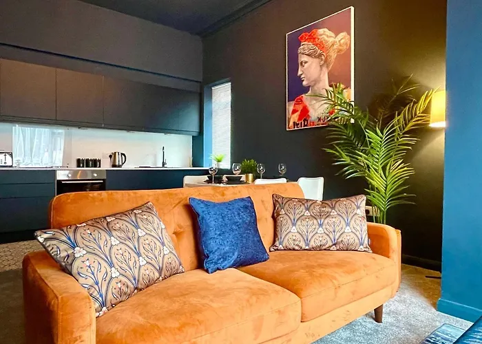 Stunning & Stylish 2 Bedroom Apartment! - 5 Minute Walk To The Best Beach! - Great Location - Free Parking - Fast Wifi - Smart Tv - Newly Decorated - Sleeps Up To 4! Close To Bournemouth & Poole Town Centre & Sandbanks