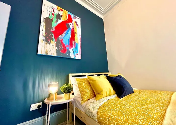 Stunning & Stylish 2 Bedroom Apartment! - 5 Minute Walk To The Best Beach! - Great Location - Free Parking - Fast Wifi - Smart Tv - Newly Decorated - Sleeps Up To 4! Close To Bournemouth & Poole Town Centre & Sandbanks