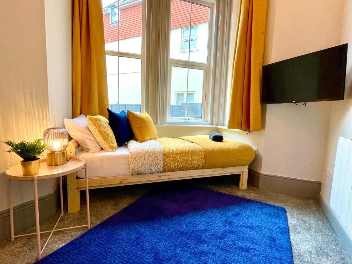 Stunning & Stylish 2 Bedroom Apartment! - 5 Minute Walk To The Beach! - Great Location - Free Parking - Fast Wifi - Smart Tv - Newly Decorated - Sleeps Up To 4! Close To & Poole Town Centre & Sandbanks Апартаменты