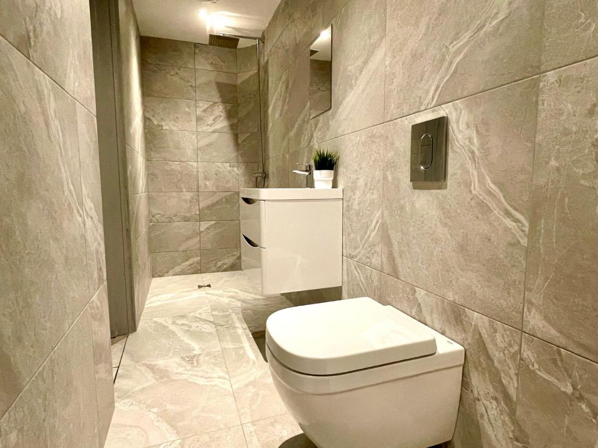 Stunning & Stylish 2 Bedroom Apartment! - 5 Minute Walk To The Beach! - Great Location - Free Parking - Fast Wifi - Smart Tv - Newly Decorated - Sleeps Up To 4! Close To & Poole Town Centre & Sandbanks * Борнмут