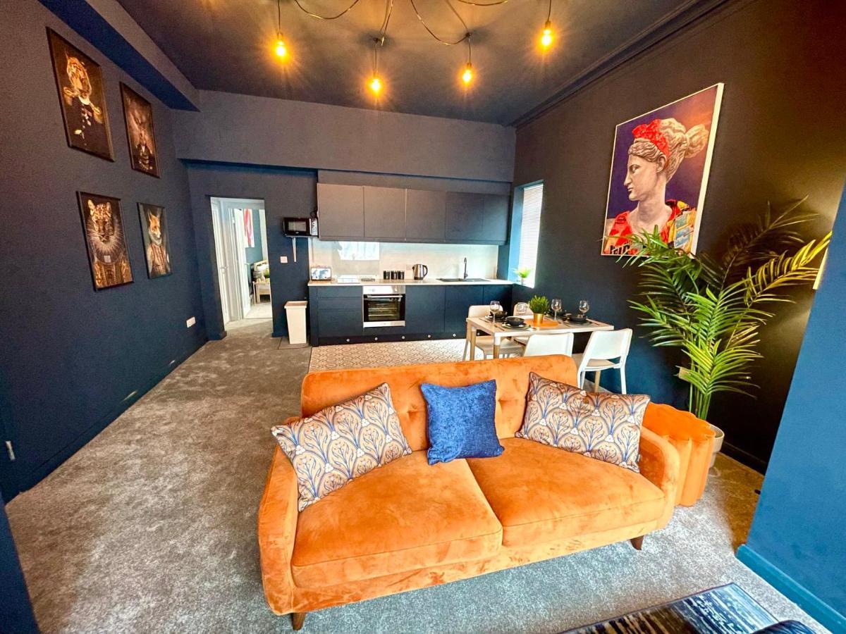 Stunning & Stylish 2 Bedroom Apartment! - 5 Minute Walk To The Beach! - Great Location - Free Parking - Fast Wifi - Smart Tv - Newly Decorated - Sleeps Up To 4! Close To & Poole Town Centre & Sandbanks Апартаменты *