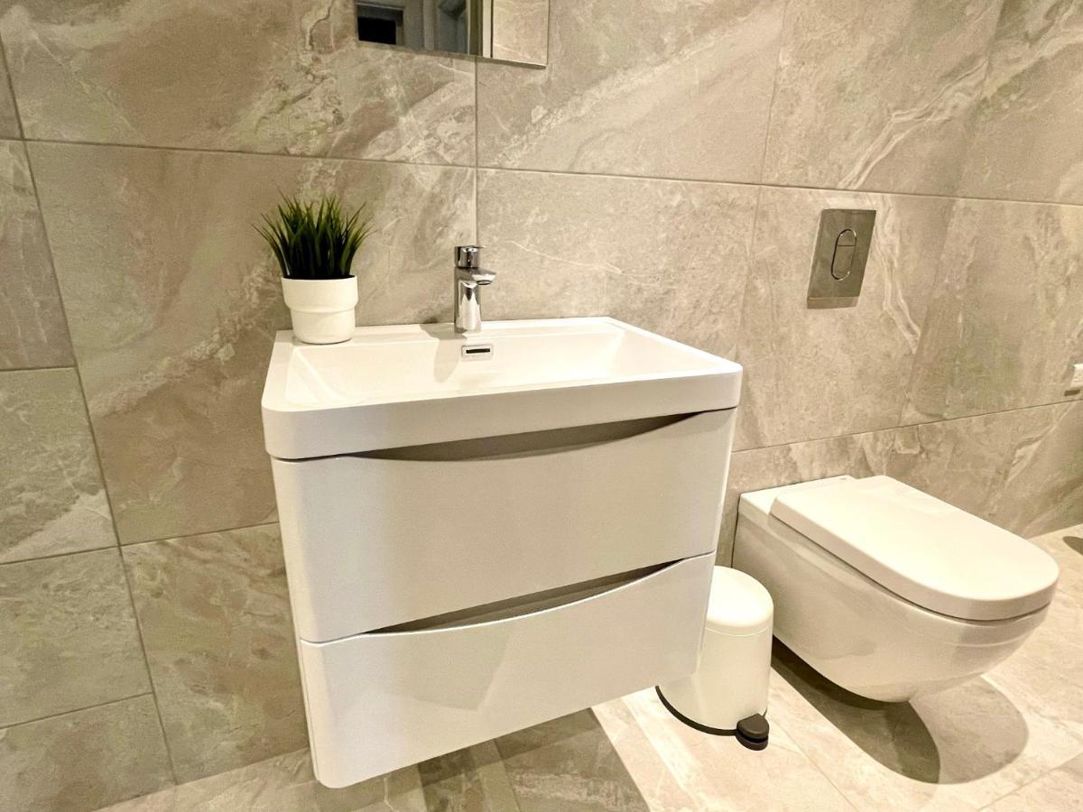 Stunning & Stylish 2 Bedroom Apartment! - 5 Minute Walk To The Beach! - Great Location - Free Parking - Fast Wifi - Smart Tv - Newly Decorated - Sleeps Up To 4! Close To & Poole Town Centre & Sandbanks