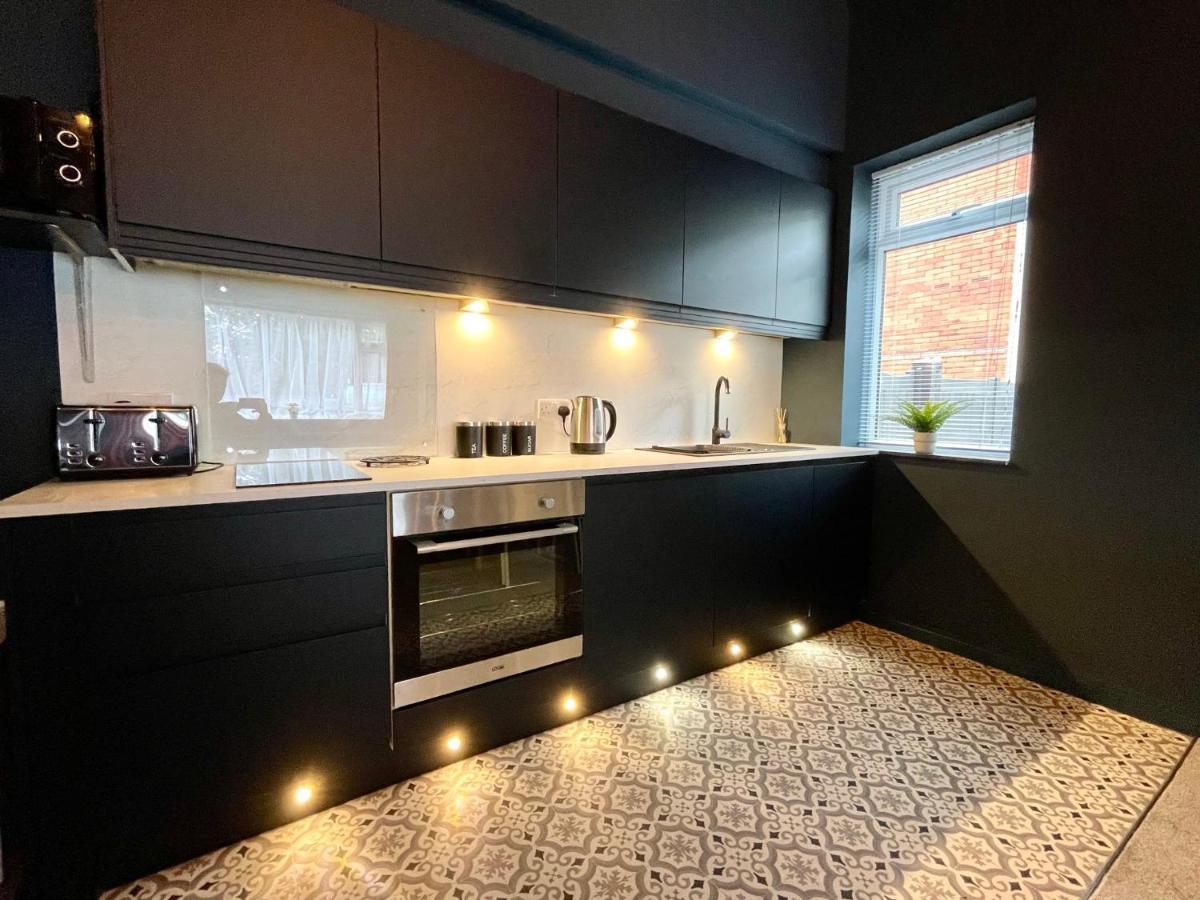 Апартаменты Stunning & Stylish 2 Bedroom Apartment! - 5 Minute Walk To The Beach! - Great Location - Free Parking - Fast Wifi - Smart Tv - Newly Decorated - Sleeps Up To 4! Close To & Poole Town Centre & Sandbanks Борнмут