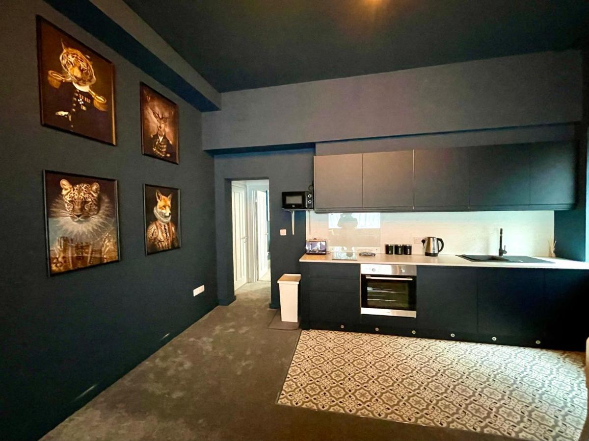 Stunning & Stylish 2 Bedroom Apartment! - 5 Minute Walk To The Beach! - Great Location - Free Parking - Fast Wifi - Smart Tv - Newly Decorated - Sleeps Up To 4! Close To & Poole Town Centre & Sandbanks Борнмут