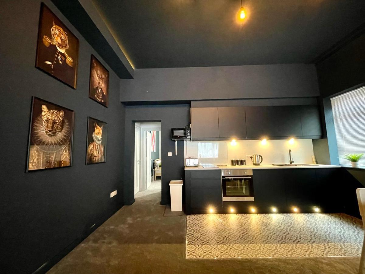Stunning & Stylish 2 Bedroom Apartment! - 5 Minute Walk To The Beach! - Great Location - Free Parking - Fast Wifi - Smart Tv - Newly Decorated - Sleeps Up To 4! Close To & Poole Town Centre & Sandbanks Апартаменты