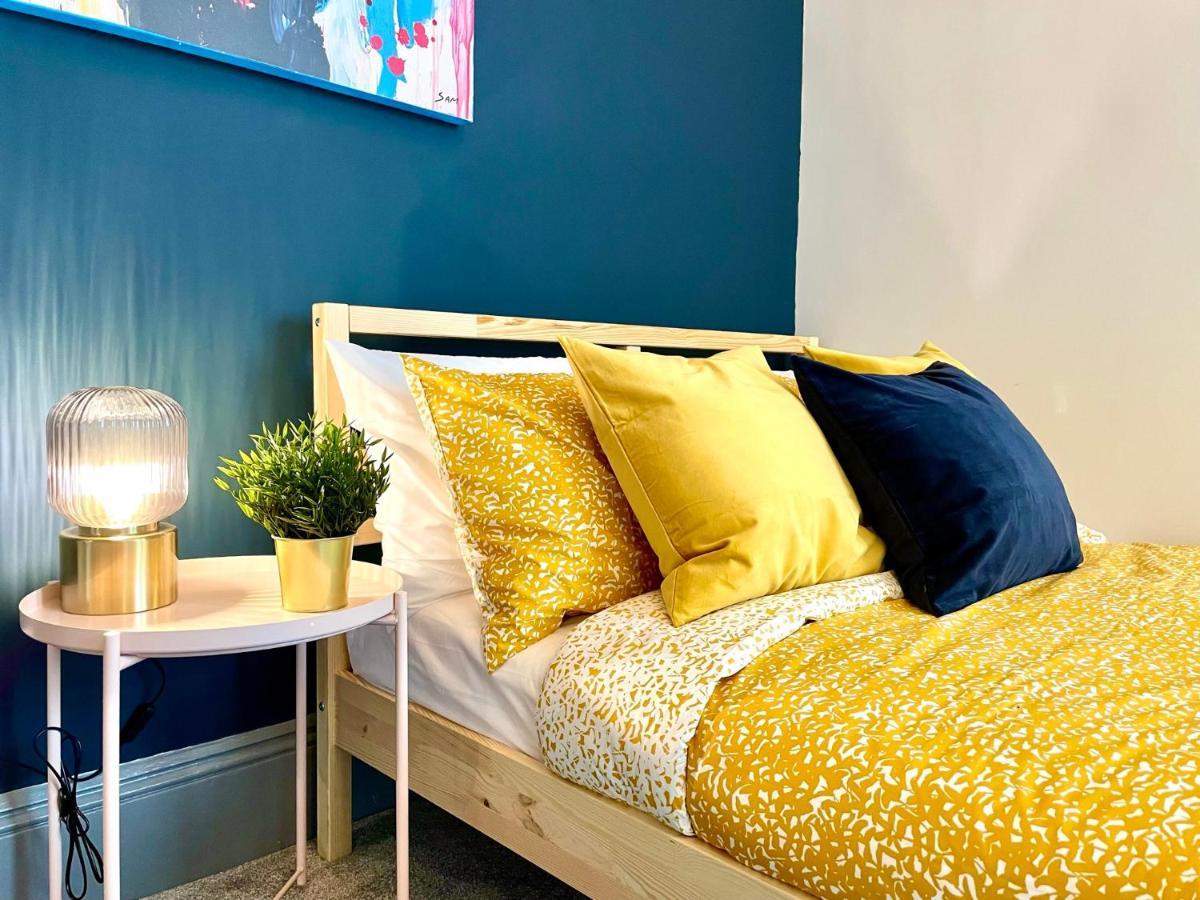 Stunning & Stylish 2 Bedroom Apartment! - 5 Minute Walk To The Beach! - Great Location - Free Parking - Fast Wifi - Smart Tv - Newly Decorated - Sleeps Up To 4! Close To & Poole Town Centre & Sandbanks *