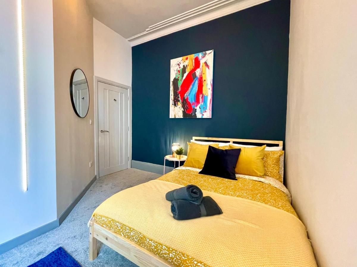 Апартаменты Stunning & Stylish 2 Bedroom Apartment! - 5 Minute Walk To The Beach! - Great Location - Free Parking - Fast Wifi - Smart Tv - Newly Decorated - Sleeps Up To 4! Close To & Poole Town Centre & Sandbanks