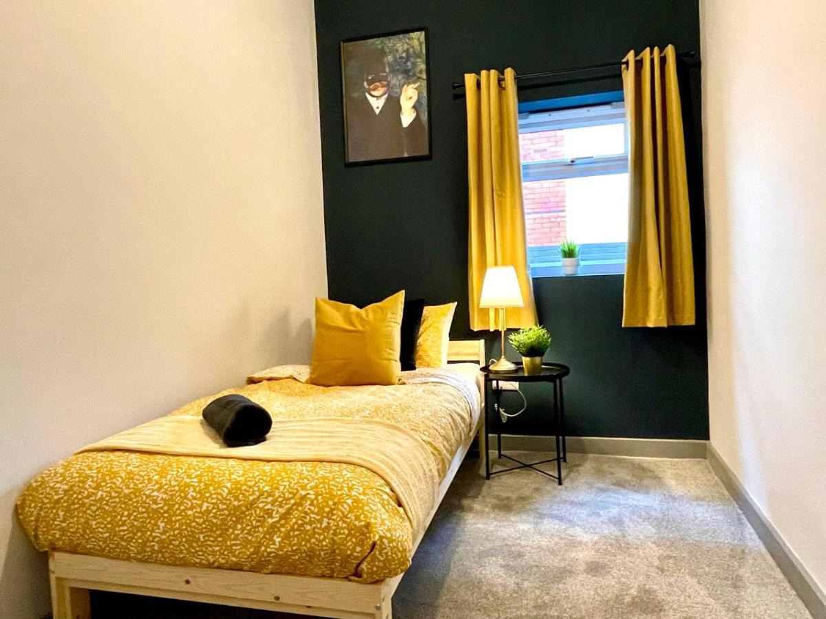 Апартаменты Stunning & Stylish 2 Bedroom Apartment! - 5 Minute Walk To The Beach! - Great Location - Free Parking - Fast Wifi - Smart Tv - Newly Decorated - Sleeps Up To 4! Close To & Poole Town Centre & Sandbanks Борнмут