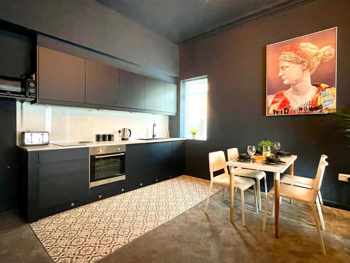 Апартаменты Stunning & Stylish 2 Bedroom Apartment! - 5 Minute Walk To The Beach! - Great Location - Free Parking - Fast Wifi - Smart Tv - Newly Decorated - Sleeps Up To 4! Close To & Poole Town Centre & Sandbanks Борнмут